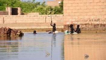 أطفال سودانيون وفيضان النيل في السودان (عباس م. إدريس/ الأناضول)