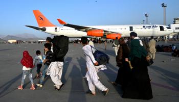 عائلات أفغانية تريد الهروب في مطار كابول (وكيل كوهسار/ فرانس برس)