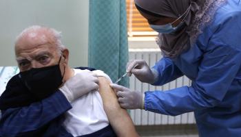 رجل أردني مسن ولقاح كورونا في الأردن (Getty)