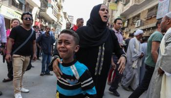 مصريون بعد تلقيهم خبر إعدام أقارب لهم (أحمد إسماعيل/ الأناضول)
