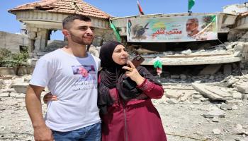 أحمد شلبي مع والدته التي تقول أن تفوق ابنها أنساها كل الألم (العربي الجديد)