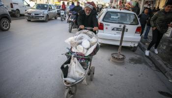 رجل مسن فقير في تونس (الشاذلي بن إبراهيم/ Getty)
