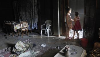 أطفال وأضرار حرائق الجزائر (مصعب الرويبي/ الأناضول)