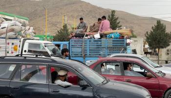 أفغان يغادرون العاصمة كابول (هارون صباوون/ الأناضول)