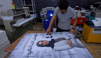 طباعة ملصقات خاصة بانتخابات العراق (حسين فالح/ فرانس برس)