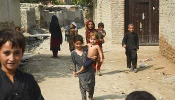 أطفال أفغان في مخيم للاجئين في باكستان (حسين علي/ الأناضول)