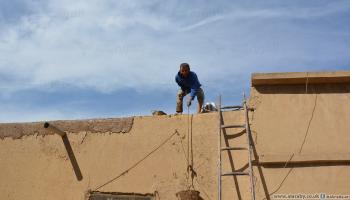 ترميم بيوت من الطين في الحسكة في سورية 2 (العربي الجديد)