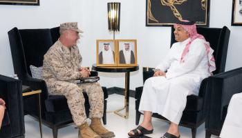 وزير دفاع قطر خالد بن محمد العطية مع قائد القيادة المركزية الأميركية كينيث ماكينزي - قنا