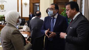 رئيس الحكومة المصري مع وزيري الصحة والتعليم العالمي (مجلس الوزراء)