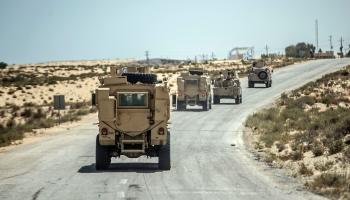 دبابات للجيش المصري تتجه إلى شمال سيناء (خالد دسوقي/ فرانس برس)