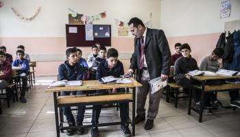 مدرّس وتلاميذ سوريون في تركيا (جيم غينجو/ الأناضول)