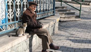 رجل متقدم في السن في إيران (عطا كناره/ فرانس برس)