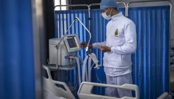 عامل صحي في مستشفى في المغرب (فاضل سنّا/ فرانس برس)