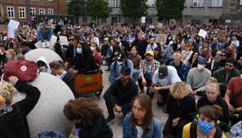تظاهرة مناهضة للعنصرية في الدنمارك (دافوك كولاك/ الأناضول)