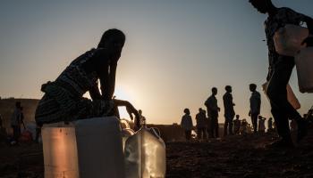 تعبئة مياه في السودان (ياسويوشي تشيبا/ فرانس برس)