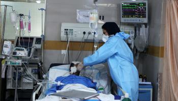 مصاب بكوفيد-19 في مستشفى في إيران (فاطمة بهرامي/ الأناضول)