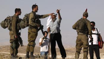فلسطينيون وجنود الاحتلال الإسرائيلي في يطا (حازم بدر/ فرانس برس)