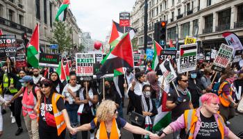 تظاهرة دعم لفلسطين في لندن (مارك كاريسون/Getty)