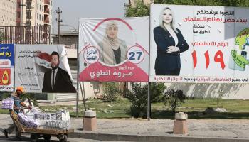 بائع متجول ولافتات انتخابية في بغداد (أحمد الربيعي/ فرانس برس)