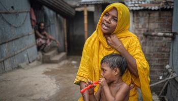 بيبي سلمى وابنها في بنغلادش (منير أوز زمان/ فرانس برس)
