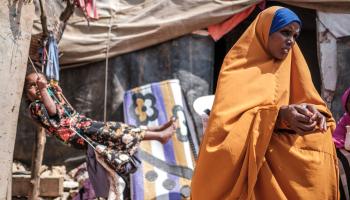 يعرب نازحة صومالية في أرض الصومال (إدواردو سوتيراس/ فرانس برس)