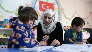 مدرّسة سورية لاجئة في تركيا (فولكان كاشيك/ الأناضول)