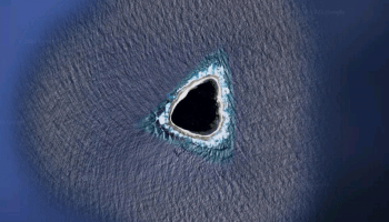 جزيرة تشبه الحفرة في المحيط قرب سيدني أستراليا