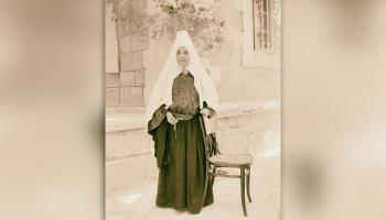 امرأة ترتدي ثياباً فلسطينية (1925/ Getty)
