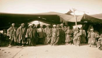 نساء شابات البدويات من قبيلة العدوان في الأردن  (1898/Getty)