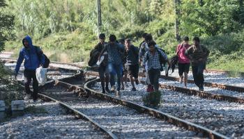مهاجرون غير نظاميين على الحدود بين مقدونيا الشمالية واليونان (ساكيس ميتروليديس/ فرانس برس)