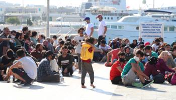 نقل مهاجرين إلى مدينة إزمير التركية بعد إنقاذهم (صافاك يل/ الأناضول)