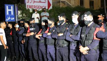 رجال شرطة وكمامات وسط كورونا في الأردن (محمد صلاح الدين/ الأناضول)