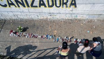 إضاءة شموع في موقع حادث السير الذي أودى بحياة مهاجرين في المكسيك (ألفريدو إستريلا/ فرانس برس)