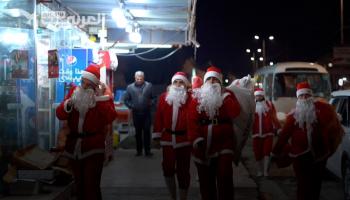 بالتزامن مع عيد الميلاد.. "بابا نويل" يوزع الهدايا في بلدة قرقوش