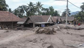 منازل مدفونة تحت الرماد بسبب بركان جبل سيميرو في إندونيسيا
