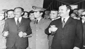 معمر القذافي بين حافظ الأسد وأنور السادات في 1 إبريل 1971 في طرابلس (Getty)