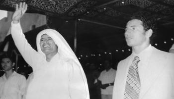 القذافي وعبد السلام جلود في طرابلس يونيو ١٩٧٥/ فرانس برس