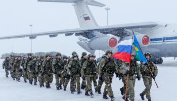 القوات الروسية تغادر مطار ألماتا في كازاخستان (فاديم سافيتسكي/Getty)