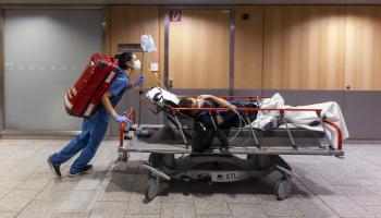 ممرضة ومصاب بكوفيد-19 في النمسا (يان هتفلايش/ Getty)