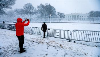 عاصفة شتوية محملة بالثلوج تشل واشنطن