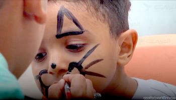 عزيز هاشم والرسم على وجوه أطفال تعز في اليمن 2 (العربي الجديد)