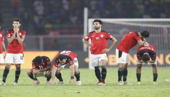لاعبو المنتخب المصري بعد خسارتهم كأس الأمم الإفريقية أمام السنغال في ياوندي(