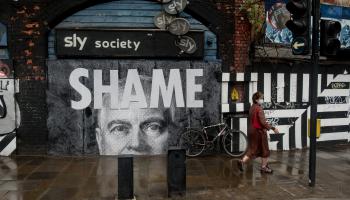 حملة في لندن ضد الأمير أندرو في قضية الاعتداء الجنسي (غي سمولمان/ Getty)