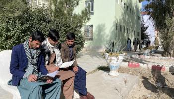 طلاب أفغان في جامعة رسمية في أفغانستان (مرتضى خالقي/ الأناضول)