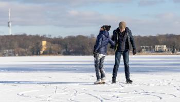 امرأة ورجل يتزلجان على الجليد (كريستيان إندر/ Getty)