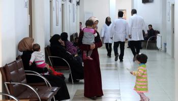 مركز طبي للمهاجرين واللاجئين في تركيا (آدم ألتان/ فرانس برس)