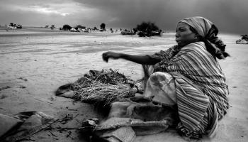 امرأة هاربة من الإبادة الجماعية في دارفور قرب الحدود مع تشاد (25/4/2005/ Getty)