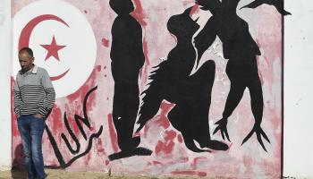 أمام جدارية عن الثورة في ساحة محمد البوعزيزي بسيدي بوزيد، تشرين الأوّل/ أكتوبر 2020 (Getty)