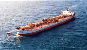 حاملة النفط صافر قبالة السواحل اليمنية (فيسبوك)