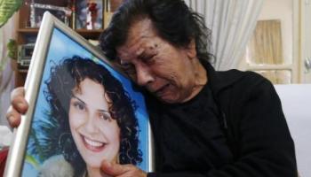 والدة اللبنانية رلى يعقوب التي قتلها زوجها تحمل صورتها (تويتر)